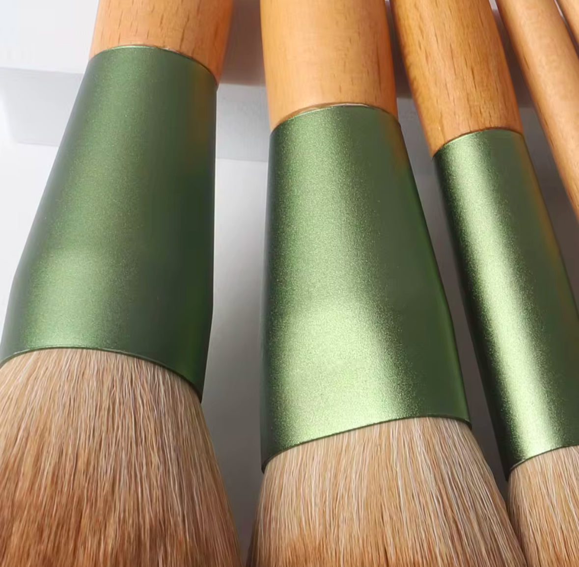 10 PCS Makeup Brush Set, Wooden Handles, Naturalistic Feel - Green Metallic Edition - Soft Brush Heads With Dust Proof Brush Bag